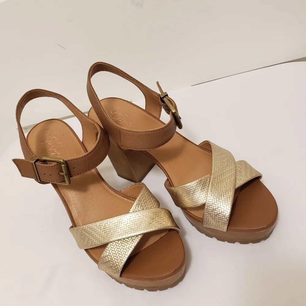 EUC Crown Vintage Goldtone & Beige LeatherPlatform Heels Size 9.5